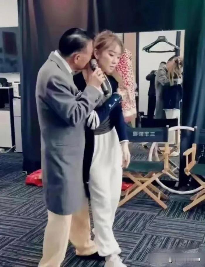 难怪以前的那班演员都不跟万梓良玩