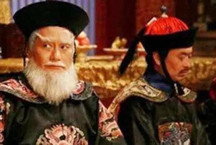 1665年的深秋夜，一个细节，让大清最凶悍的权臣亲手挖了自己的坑。鳌拜睡不着，在