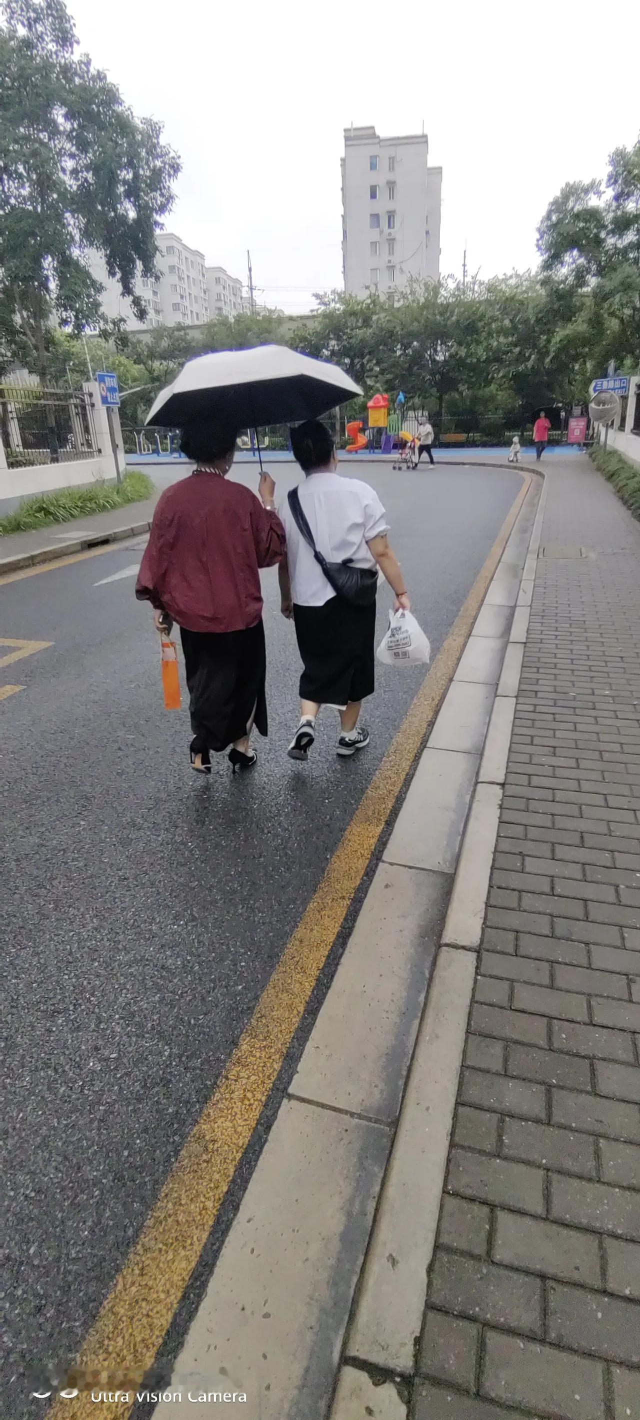 上海富人的天堂穷人的深圳（身振）昨天妞请我们去看了一场电影，吃一餐晚饭去大超