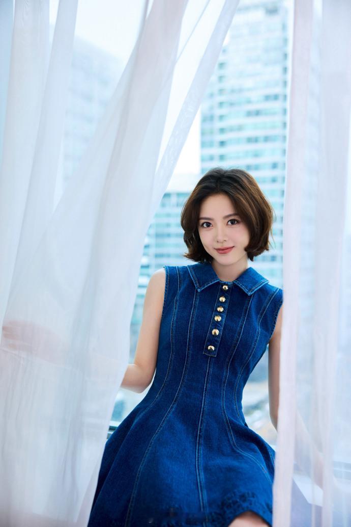 牛仔裙温柔灵动，甜笑比心娇俏可爱——赵今麦。每日明星美图分享