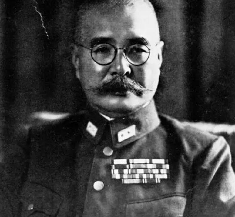 1942年12月18日，中国炮兵正在擦拭大炮，一个战士心痒难耐，就对连长说：“连