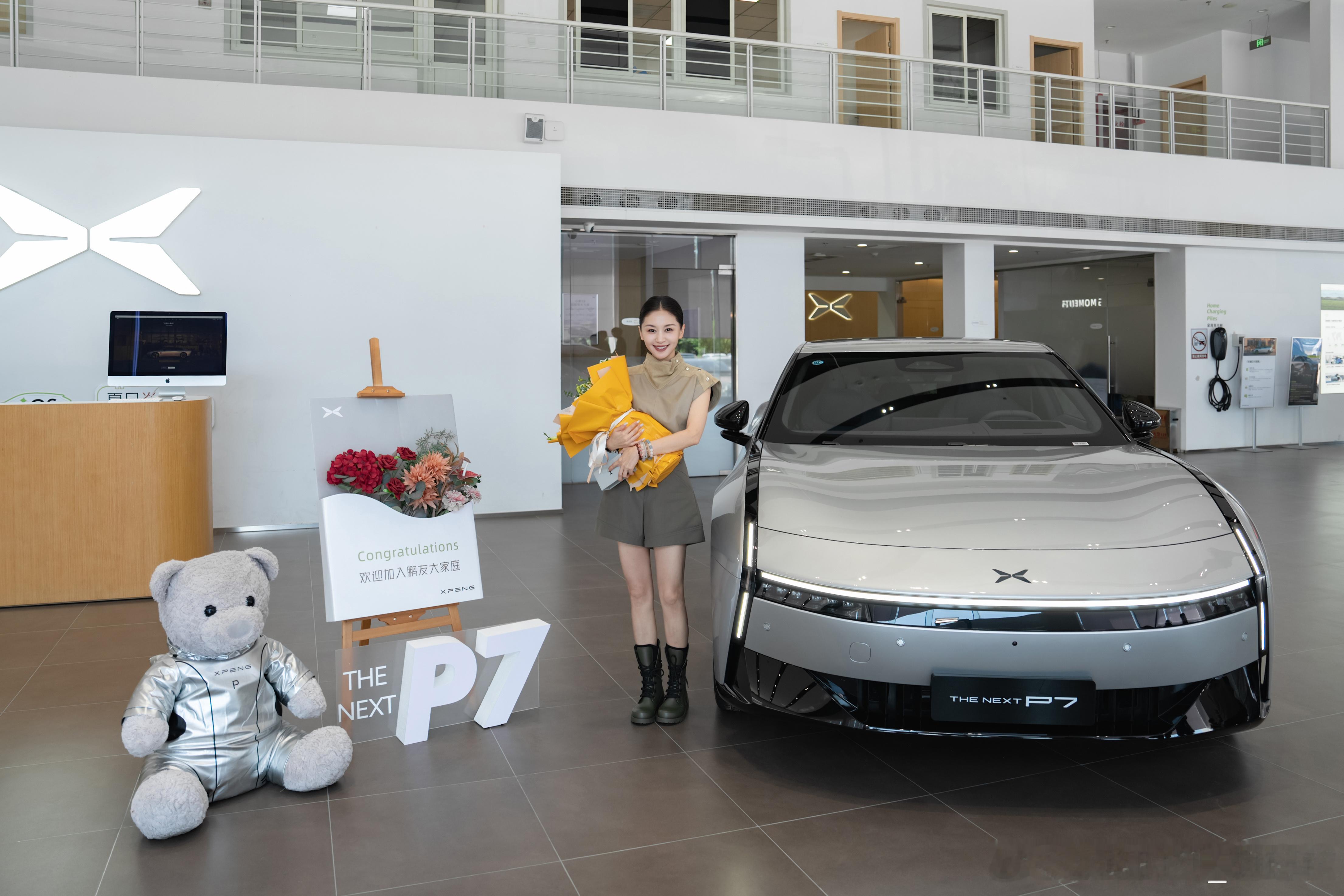  王子文现身小鹏门店提新P7我们的鹏友里又多了一位明星车友！王子文都提车了，我
