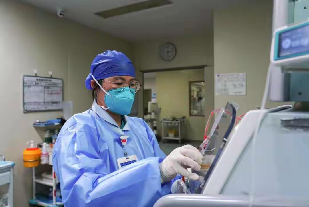 47岁男子深夜脑梗离世，提醒：晚上不要做5件事，加大脑梗风险他的身体被推出病房