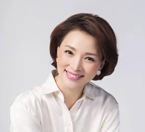 董卿现在很难再像从前那样拼事业了。不是因为她没才华。也不是因为她没有资源。而是人