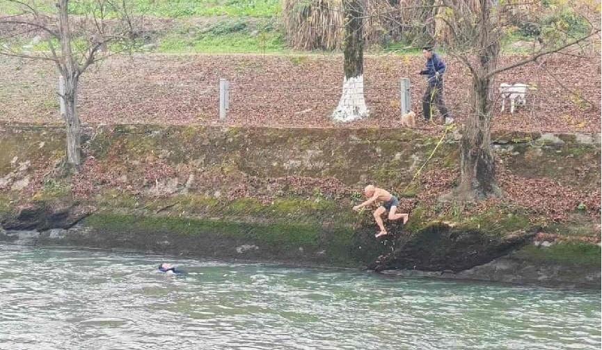 1月7日，寒冬腊月，成都府河水冰冷刺骨，湍急奔涌。一道身影从数米高的河堤纵身跃下