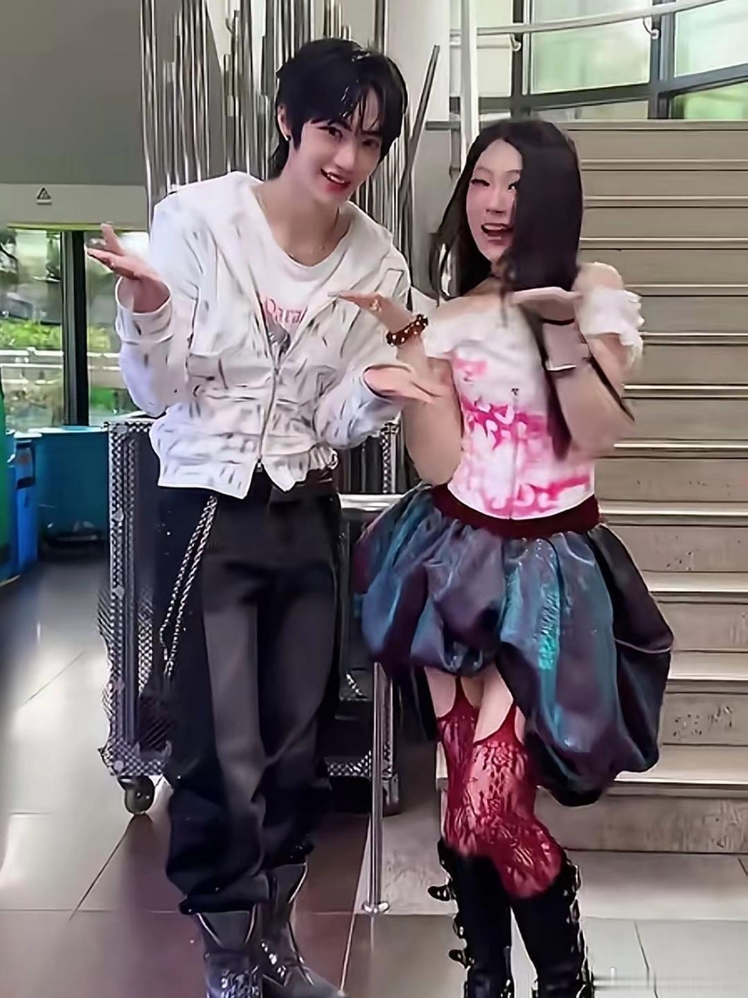小沈阳女儿沈佳润这是什么打扮呀，看着亳无美感，其实她舞蹈功底不太好，可是还总是喜欢又唱又跳的​