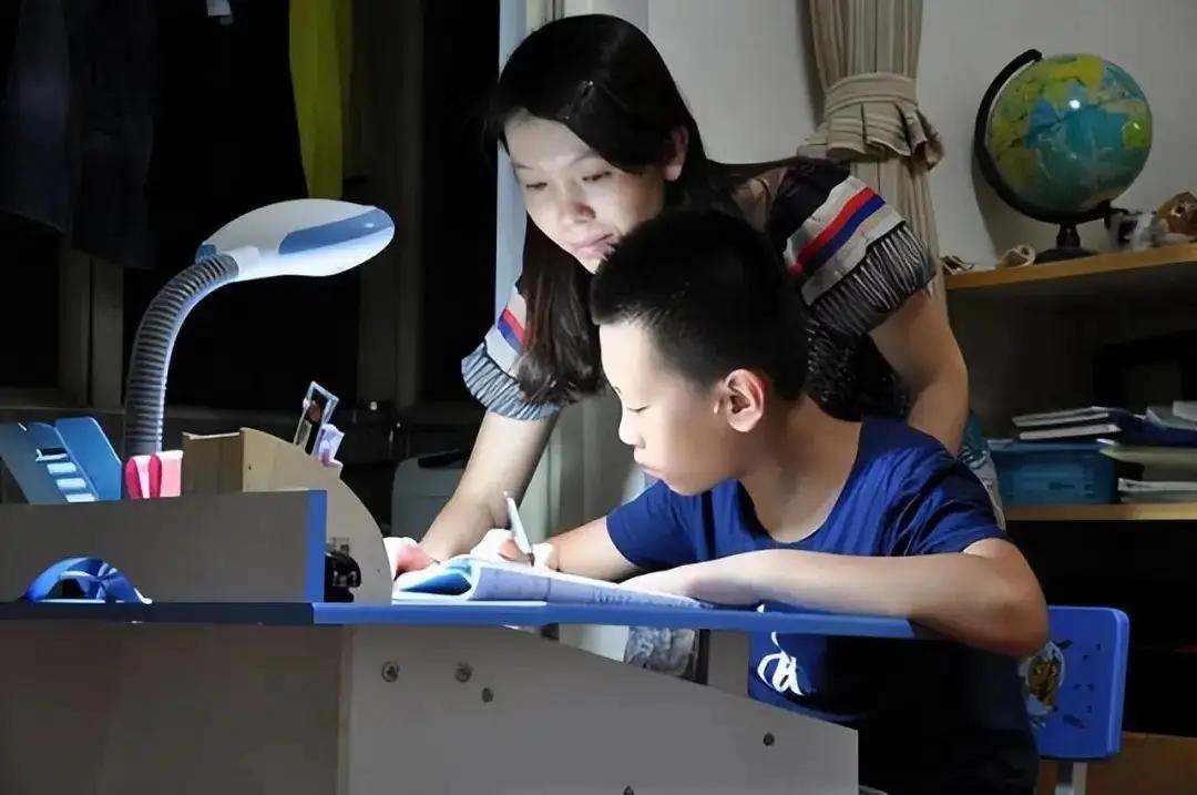 老师公开学生默写成绩，家长破防怪老师“侵犯隐私”，引网友吐槽。这位家长的控诉一