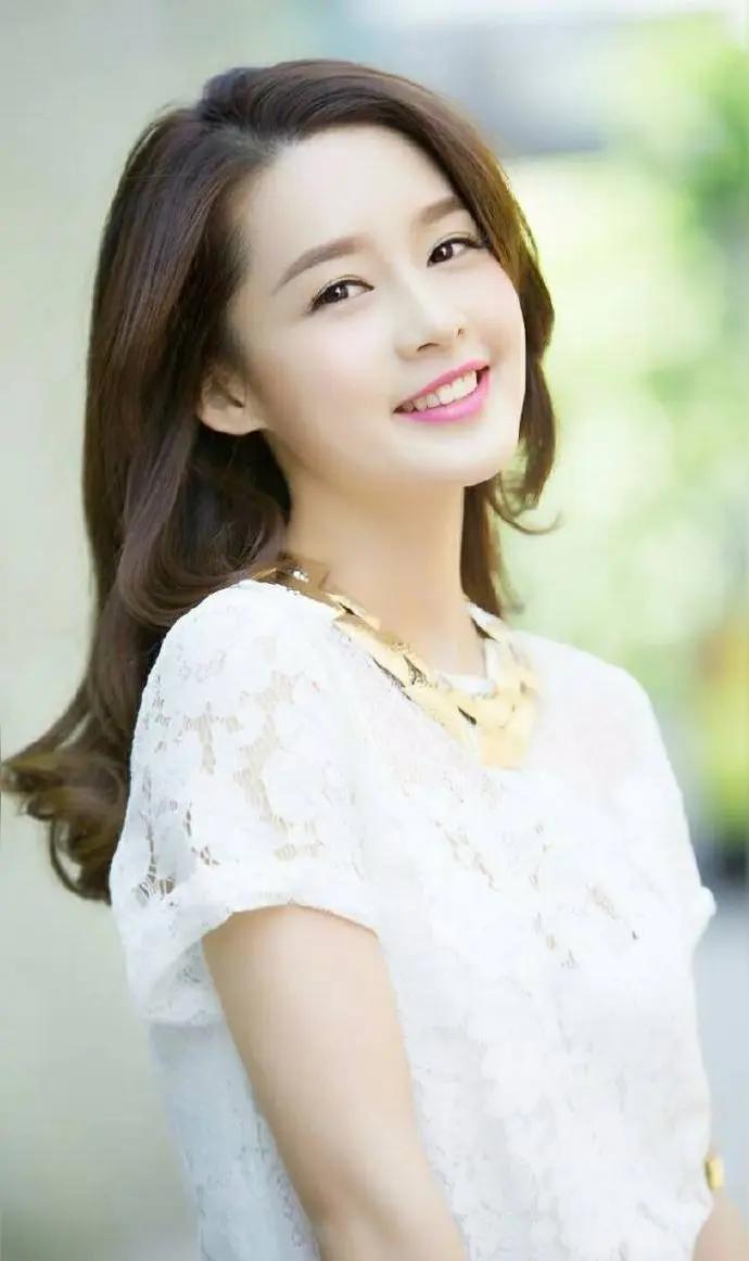 孙怡挺漂亮的，她跟李沁长得有些相似。孙怡属于高个子软甜皮相美人，她自带少女感，