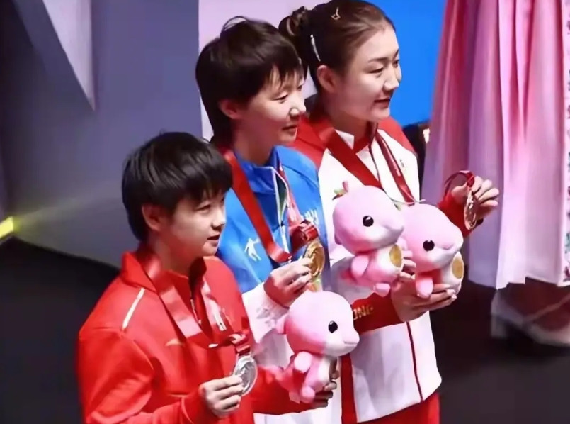 满场粉丝大喊孙颖莎，反而给她造成了很大压力。如果不看屏幕，明显感到对孙颖莎和王曼