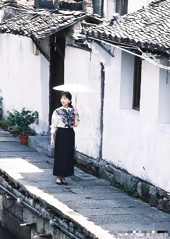 71岁赵雅芝现身绍兴录节目，肌肤紧致身姿妙，仿若时光遗忘佳人，“岁月从不败美人