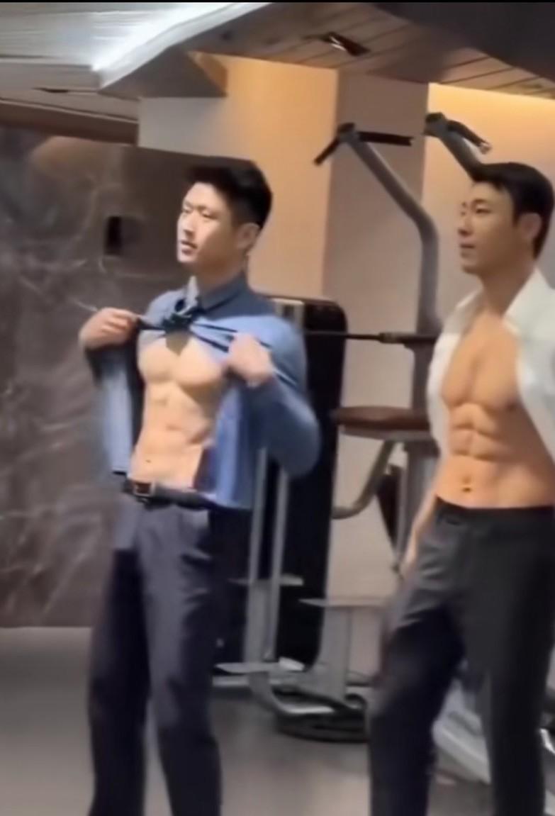 我敢打赌，喜欢左边帅哥的人比喜欢右边帅哥的人更多，别问为什么？健身的男人都不喜欢