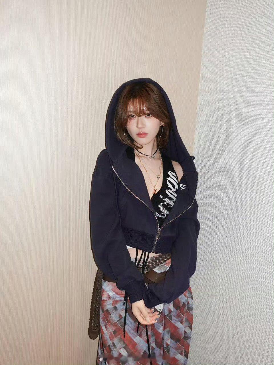 王鹤棣演唱会嘉宾赵露思，好辣好性感又又很酷的造型