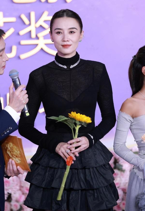 今天宋佳亮相百花奖闭幕式红毯，她这次搭配一身黑色的衣服，看上去非常的优雅，也很有