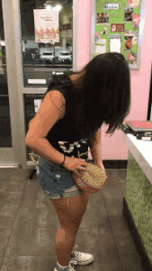 爆笑GIF: 妹子, 没事逗猪干嘛呢?