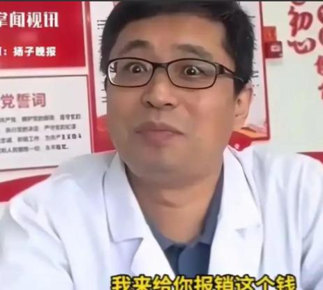 苏州一家医院里，女儿戴着口罩陪母亲看病，母亲的复查结果挺理想。接诊医生却朝女儿多