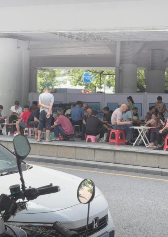 高架桥下聚众打牌南湖街道春风路高架桥下有人聚集打牌，该处空间一侧有施工围栏，
