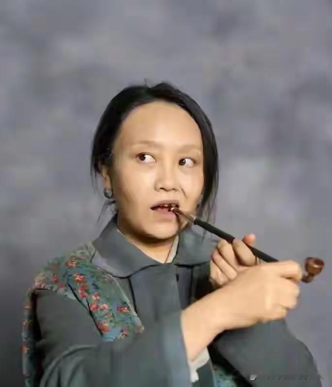 在电视剧《主角》里，有一个名不见经传的小角色，她戏份很少，几乎让观众忽略了她的存