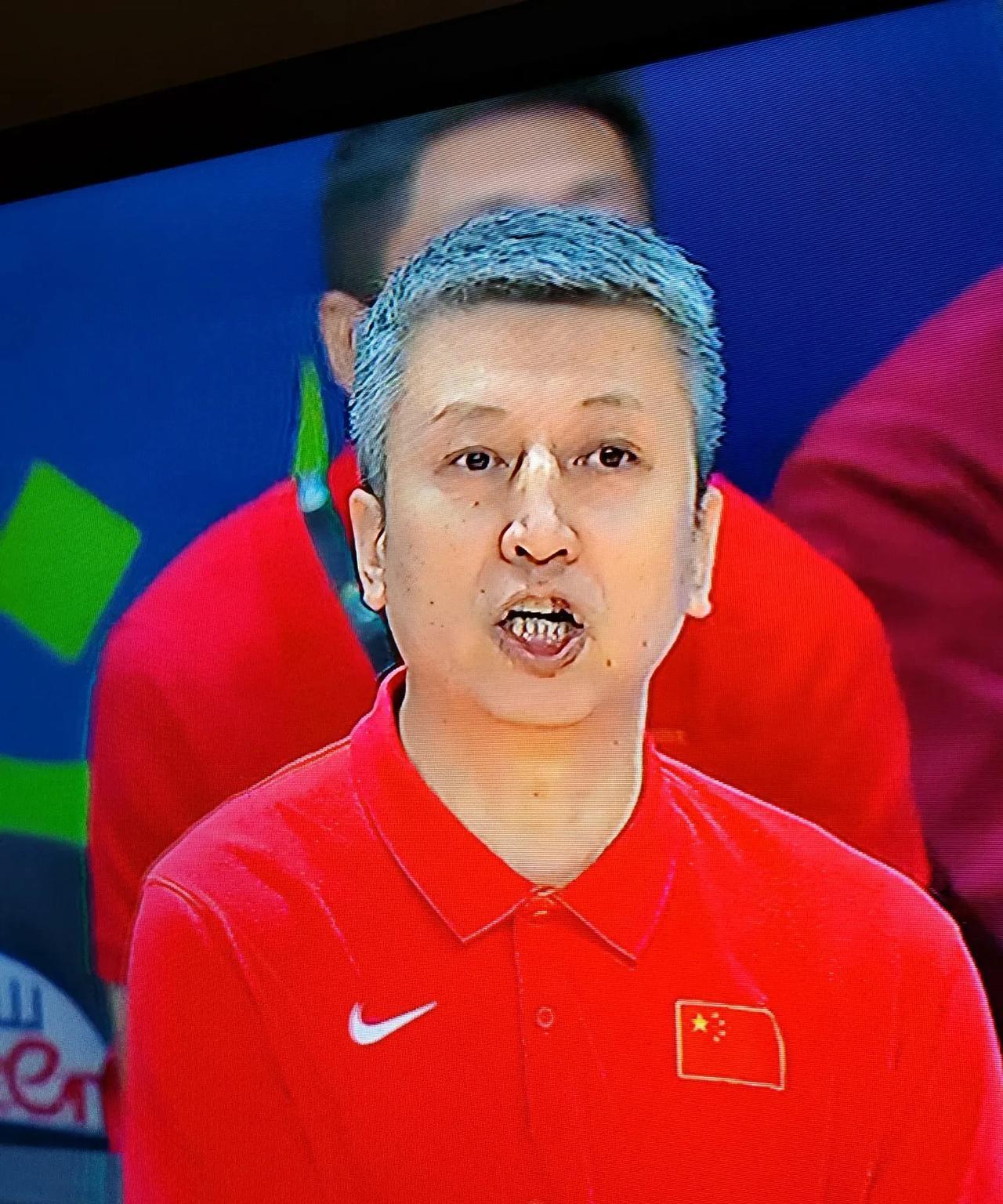 宫鲁鸣和郭士强球迷眼中贬褒有如此之大，原因何在？中国女篮和男篮在亚洲杯上