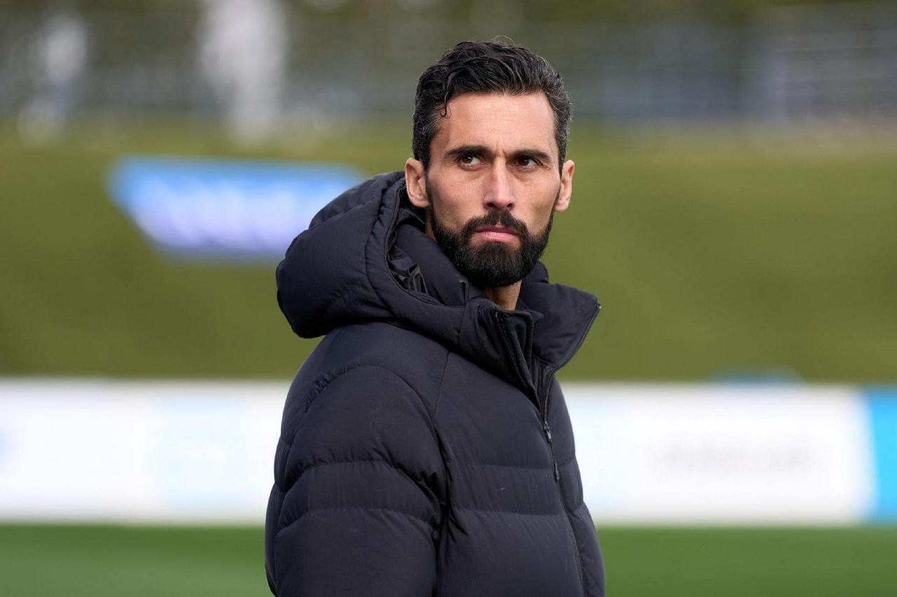 皇马主帅阿韦洛亚在赛前发布会上说：“对于普雷斯蒂亚尼的处罚，我们面临打击种族歧视