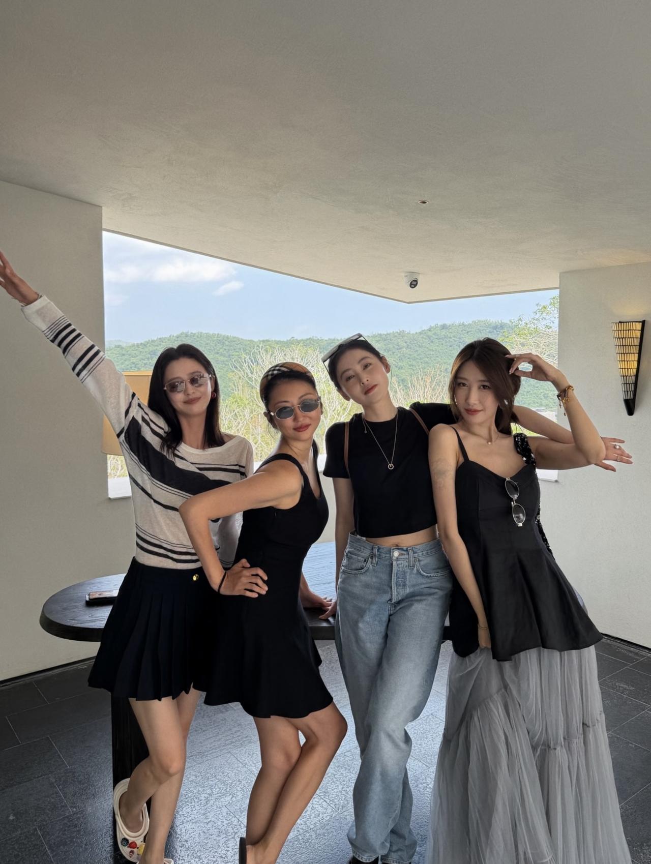 近日，佟丽娅现身三亚游玩，她与好友相聚后，开心合影的画面。43岁的丫丫和三个