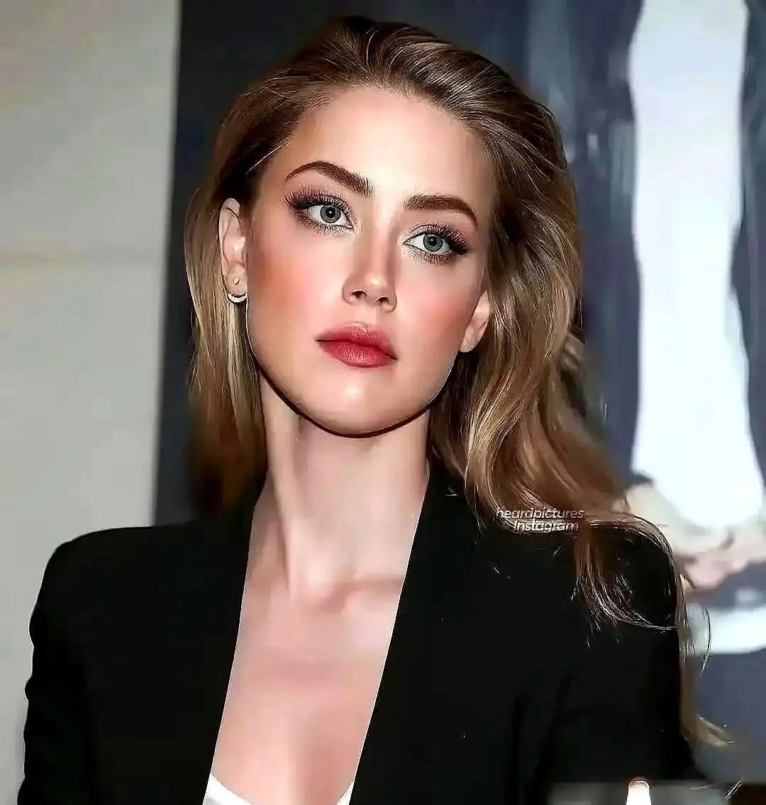 哪有那么邪乎？马斯克在社交网络上发布了一幅前女友、好莱坞明星艾梅柏·希尔德扮演