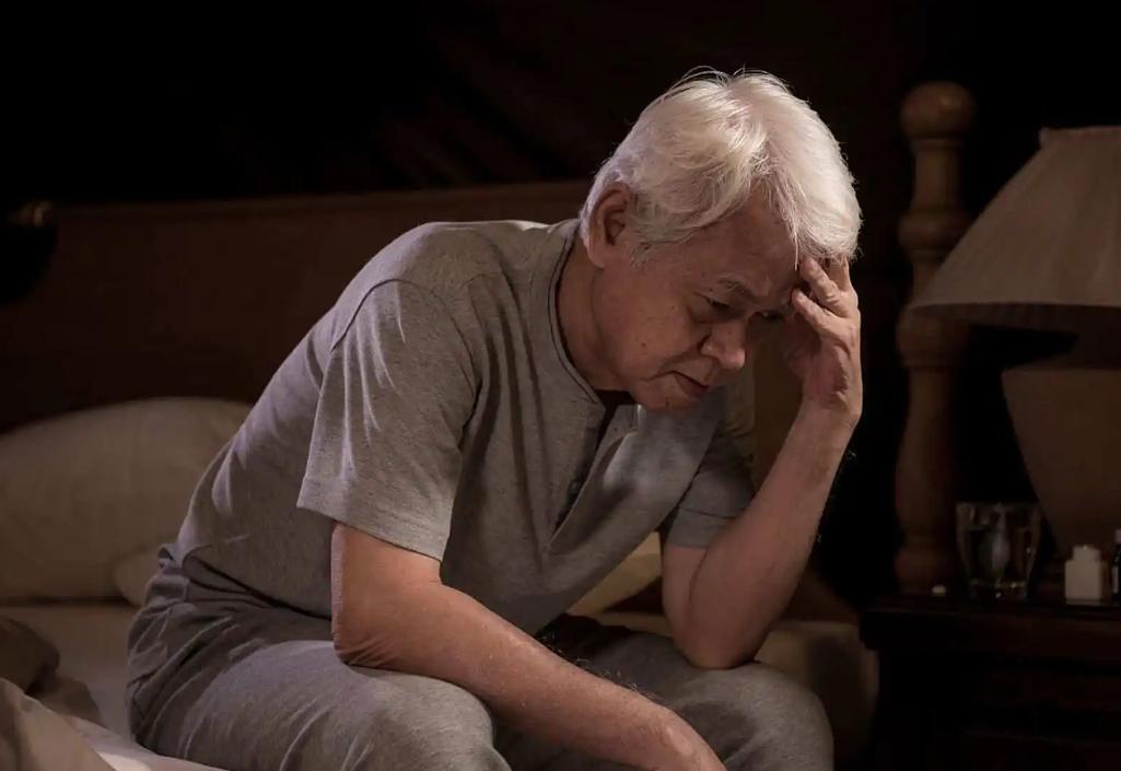 67岁大爷心脏病离世，平时早睡早起、爱运动，医生：原因出于2点心脏病发作