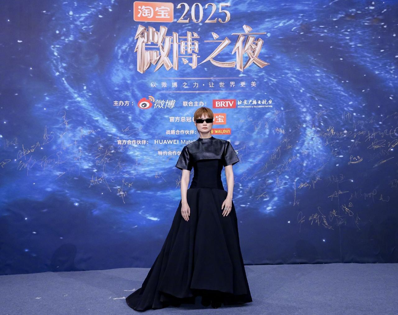 微博之夜李宇春红毯压轴！今年微博之夜红毯最后是以剧组的形式出场的，最后出场的是