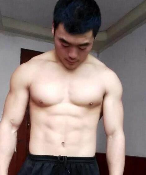 健身小哥帅气逼人, 八块腹肌一身腱子肉, 感觉自己倒立退步了!