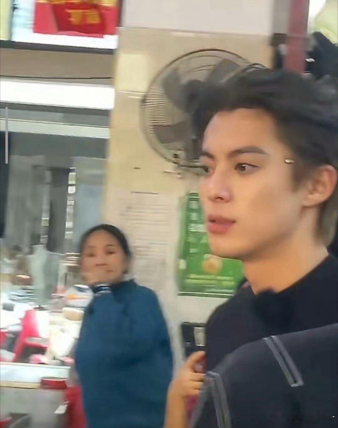 不许让这个王鹤棣再出门了不许让王鹤棣再出门了！为什么我出门遇不到这么帅的脸！顶配