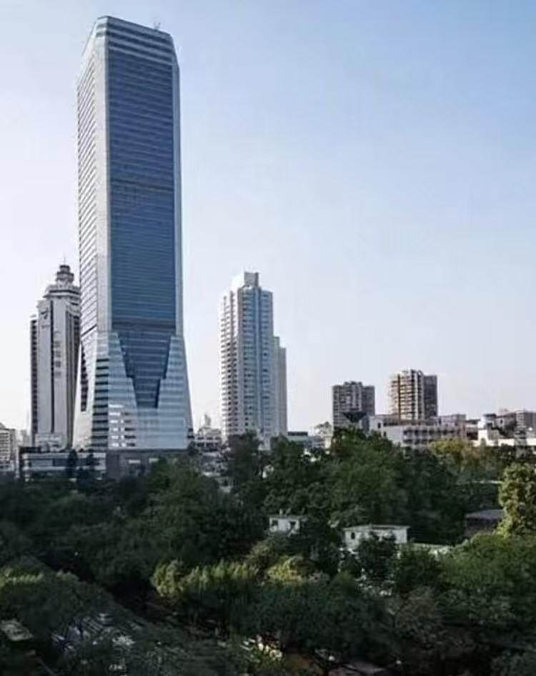 广州环市东路63层，曾经国内第一高，风光无两！以前打车说去广东国际大厦，司机
