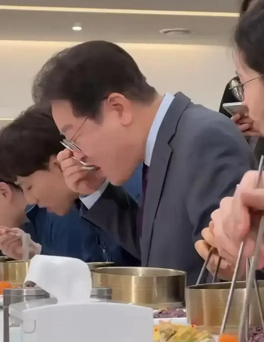 韩国总统李在明在食堂用餐，看看他吃的什么？泡菜米饭，一碗冬瓜汤，全是素菜，没有一