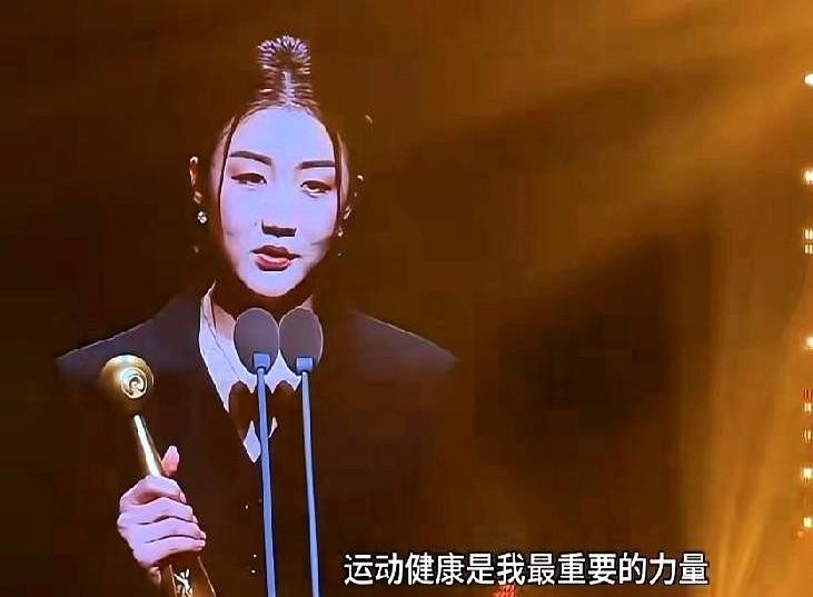 陈梦又拿新奖啦！这次奖项名称带“社群驱动和运动健康”，听着有点专业，但看她本人就
