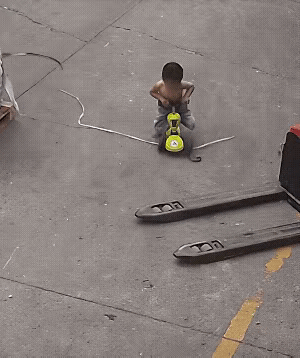 爸爸：不好意思儿子，我刚才没看见你[呲牙笑]