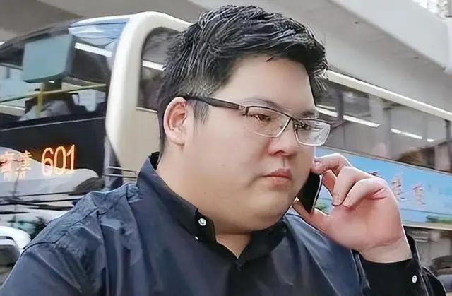 [点赞]2026年初，香港豪门向家出了件糟心事，向太小儿子向佑因不满遗产安排，