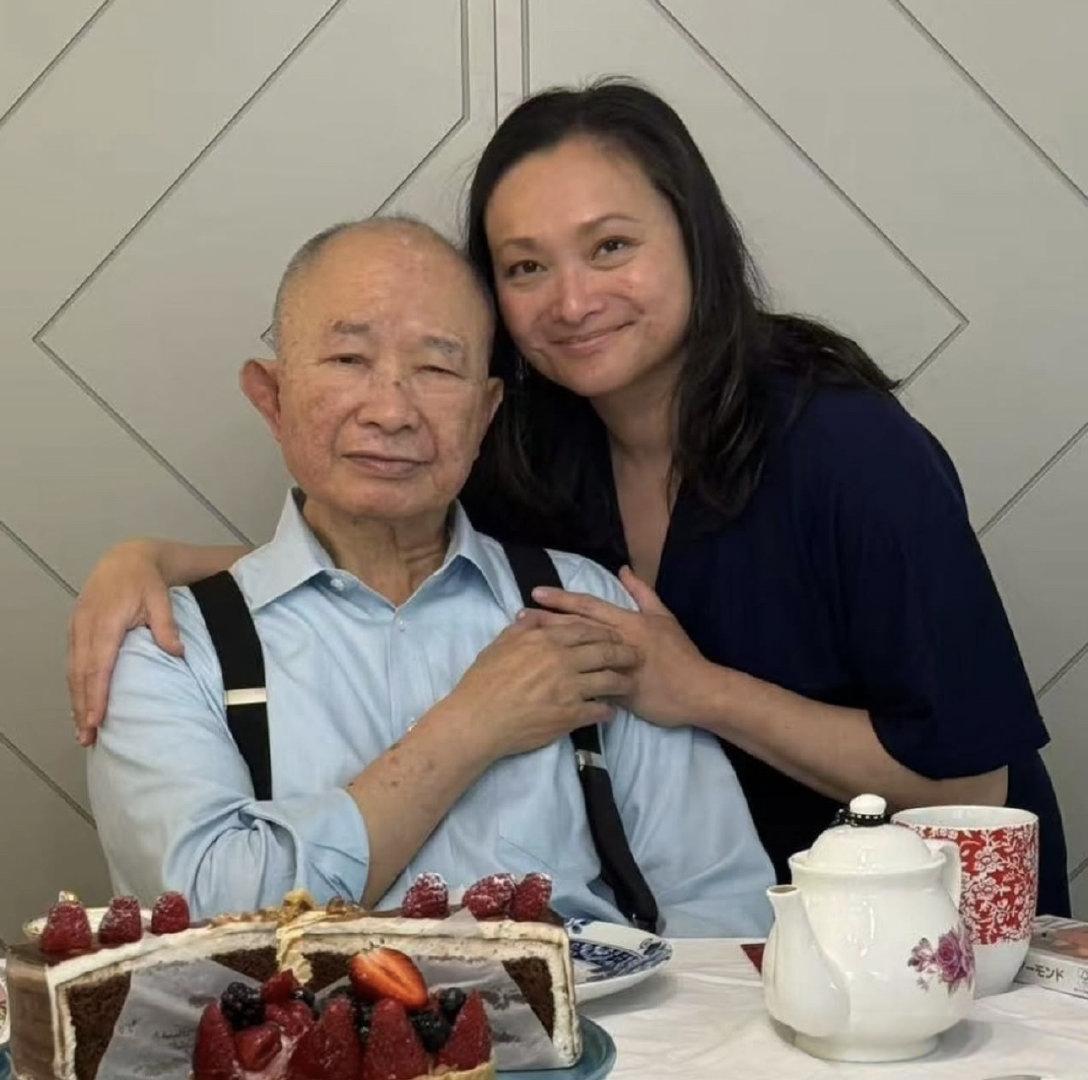 吴宇森在女儿陪伴下在美国的家里庆祝79岁生日，他看起来苍老了好多，面容憔悴，连眼
