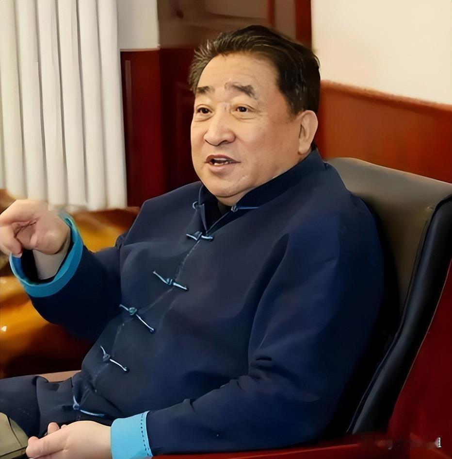 明眼人都知道，不知道你们发现没？姜昆拉手风琴那会儿，站得笔直、笑得真