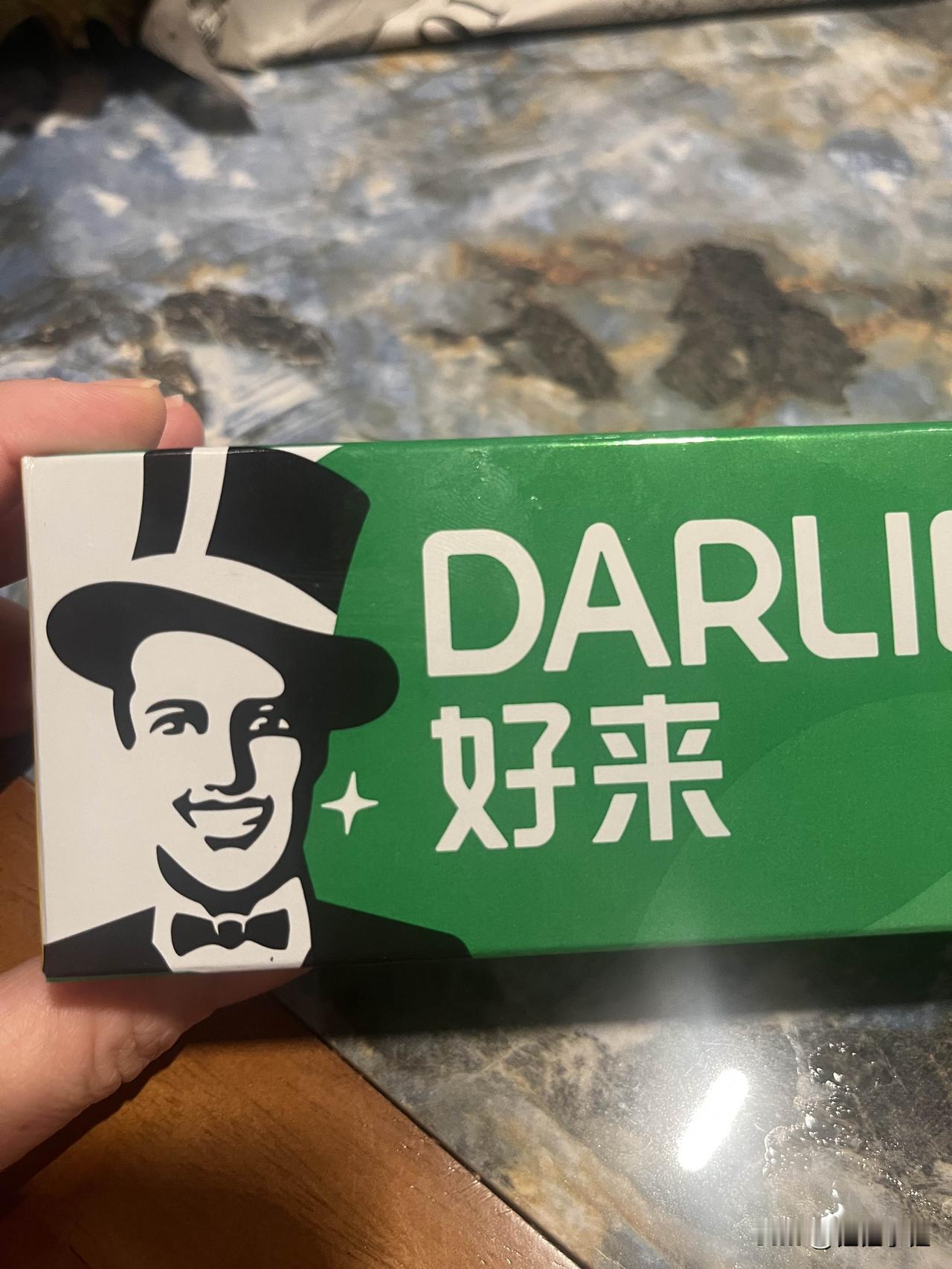 无语了，这牙膏包装太难辨识了！今天买牙膏，一眼就看到这个戴高礼帽的“经典脸”，差