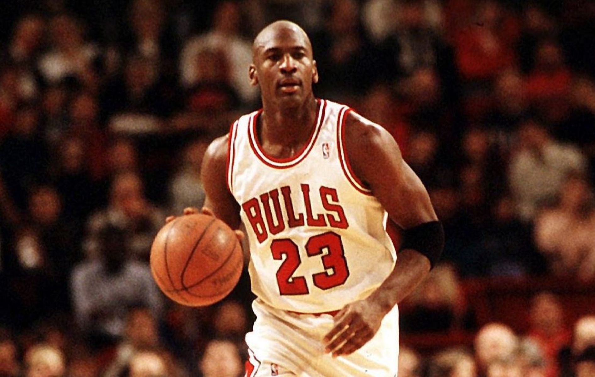 前NBA球员马库斯·班克斯在节目中谈到自己对GOAT话题的看法：“我昨晚还因为这