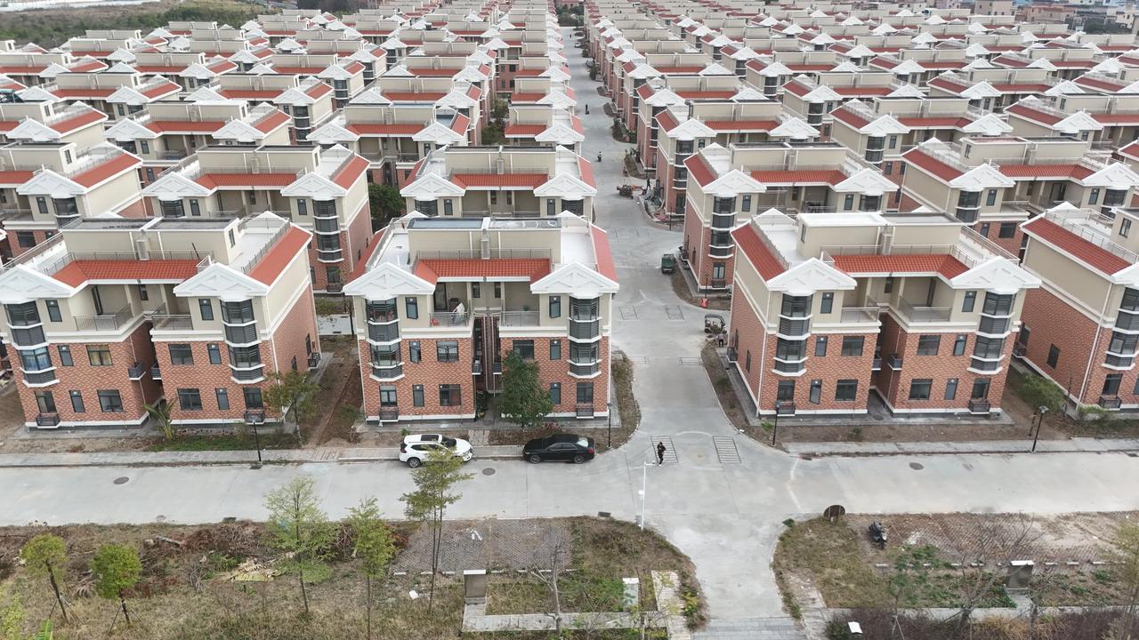 如果未来新农村都合并成这种大别墅，每家每户都能住上大别墅不用交物业费，家家户户统