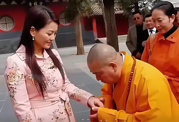 隔着屏幕都替李湘觉得尴尬！这是2008年李湘到少林寺采访方丈释永信的一个镜头，老