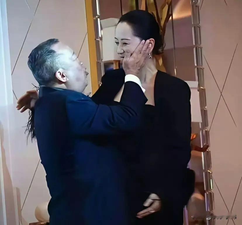 曾志伟向来在圈内争议不断，早年拍戏时就因尺度把控不当、被质疑假戏真做，留下不少负