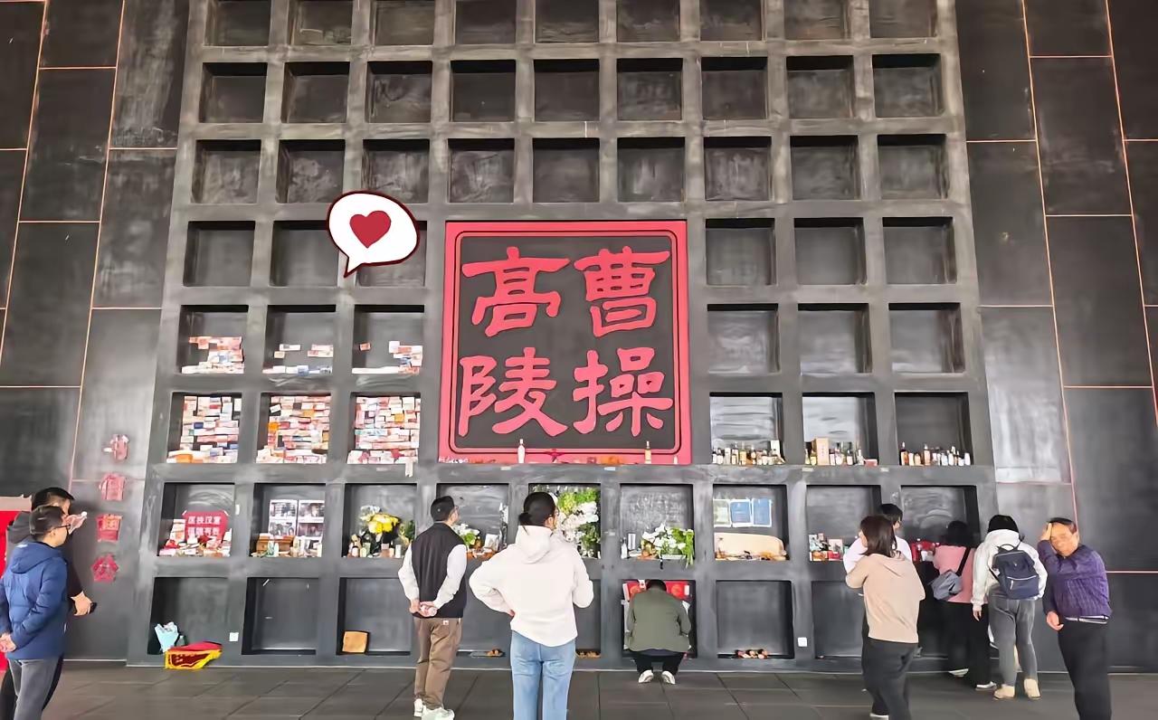 现在的年轻人真是奇奇怪怪！在古人的墓前摆放着令人“匪夷所思”的东西，举几个例子