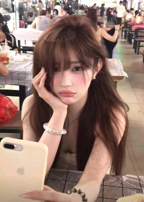 网红圈真是越来越离谱了！网红“小鱼丸子”堪称现实版神偷。她伪装成富家女，利用朋友