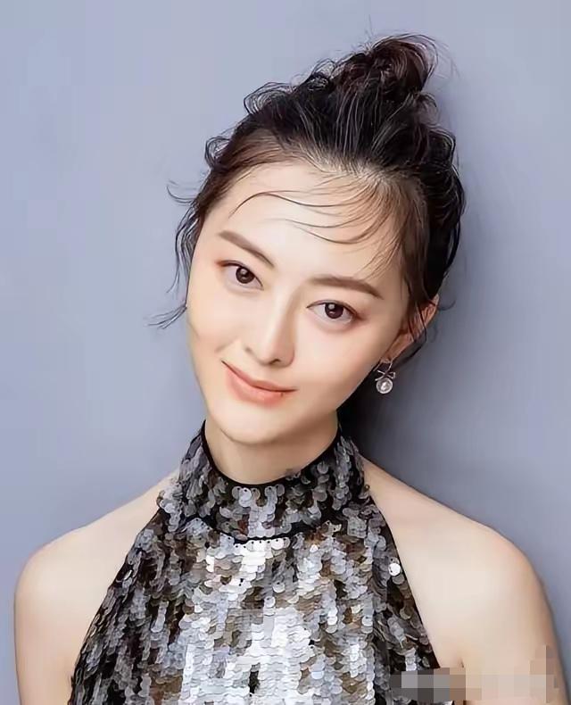 你们知道这个美女是谁吗，她就是著名演员陈道明的女儿陈格。陈格长的这么漂亮那是