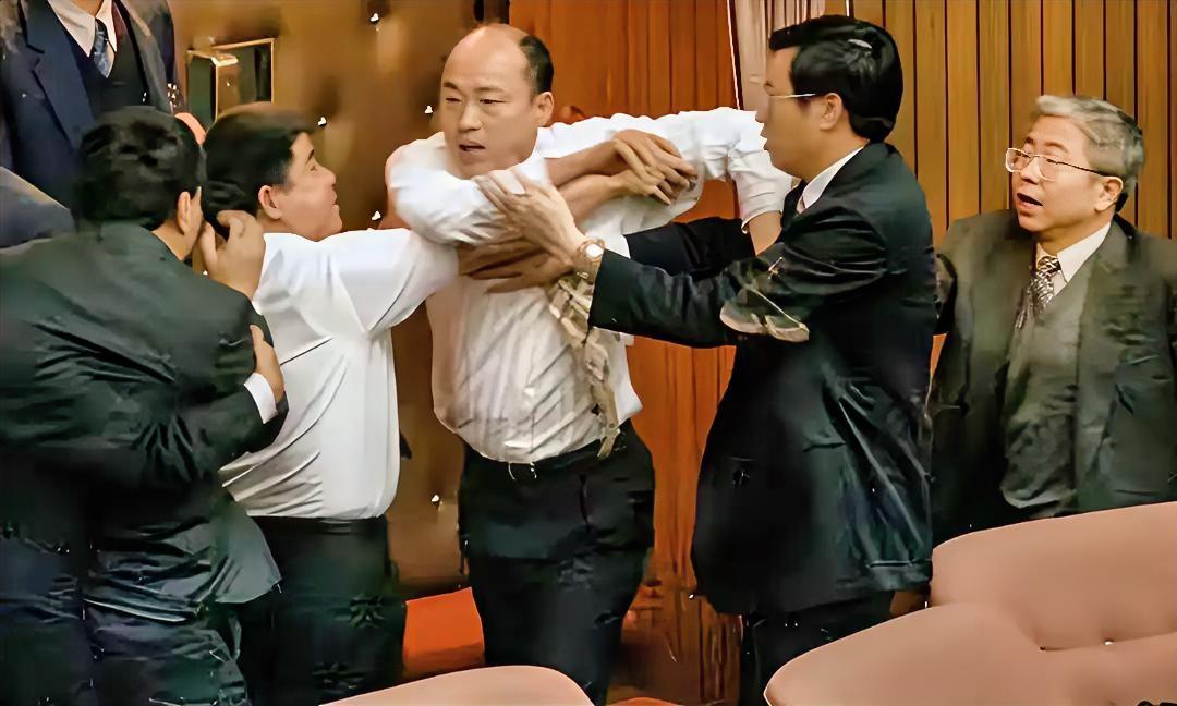 看看韩国瑜30年前的“能耐”，他打了台独分子陈水扁一巴掌。现在的韩国瑜成了立法