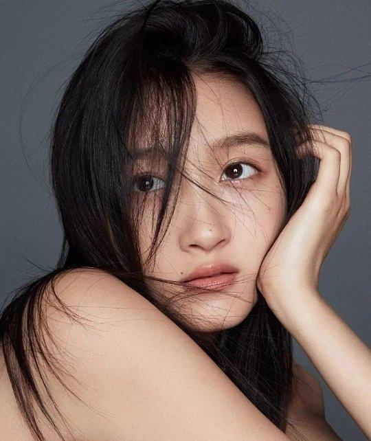 谁看傻眼了？原相机无美颜直播卸妆，关晓彤的素颜，直接打破大家对女明星妆容的固有认
