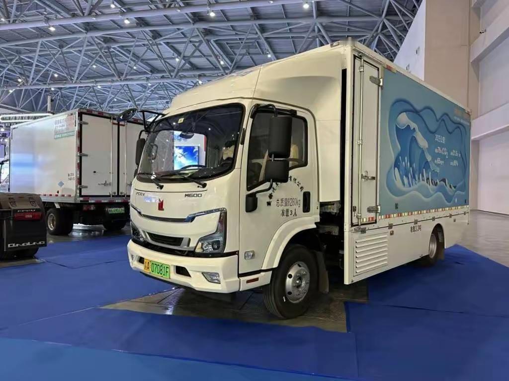 跑货车的老张算了一笔账，算完把账本摔了。车价11万，保费2万，上一年没出险，续保