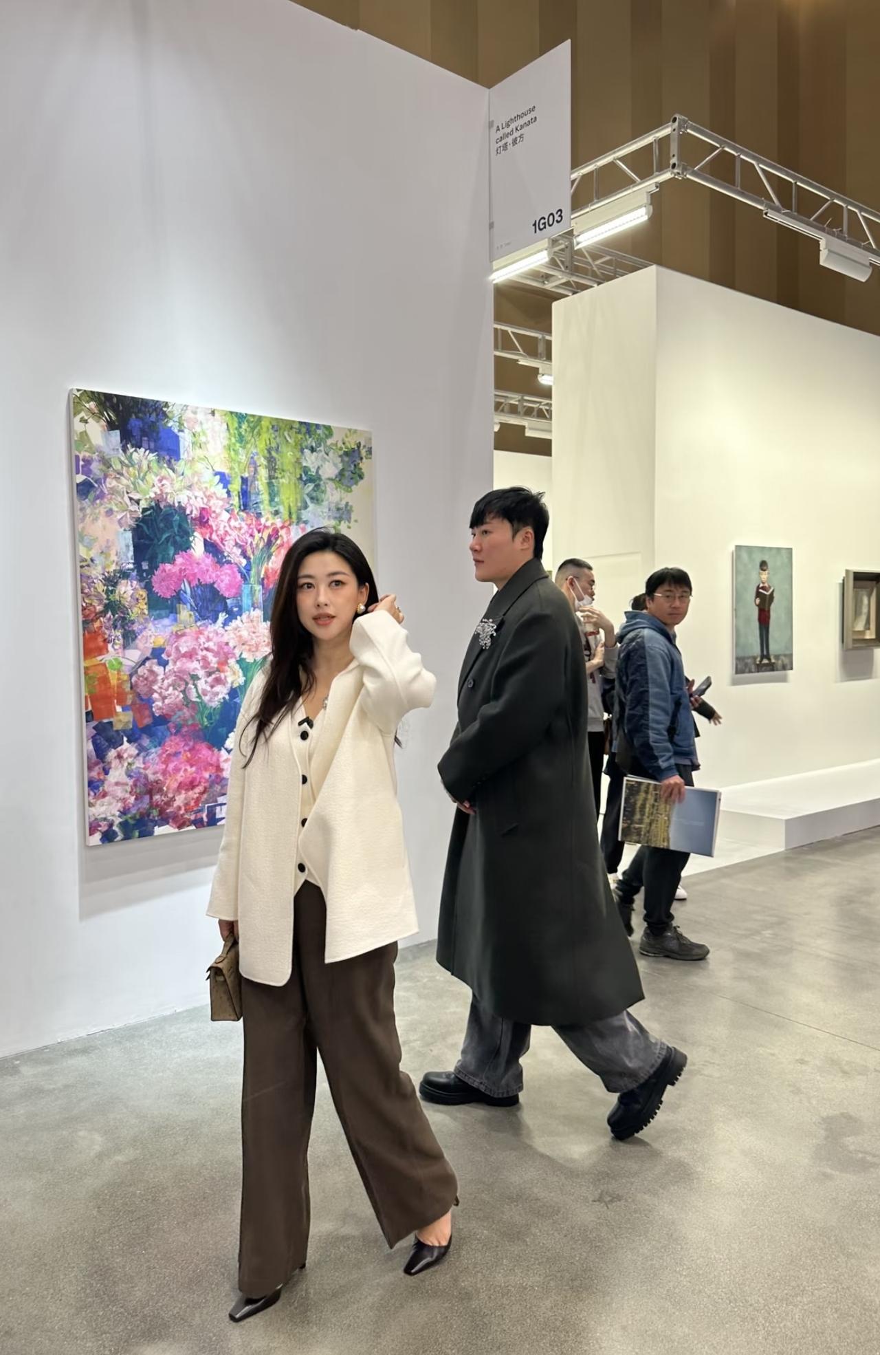 11月13日，有位网友在上海偶遇朱珠，她现身西岸艺博会看展。朱珠举手投足间，
