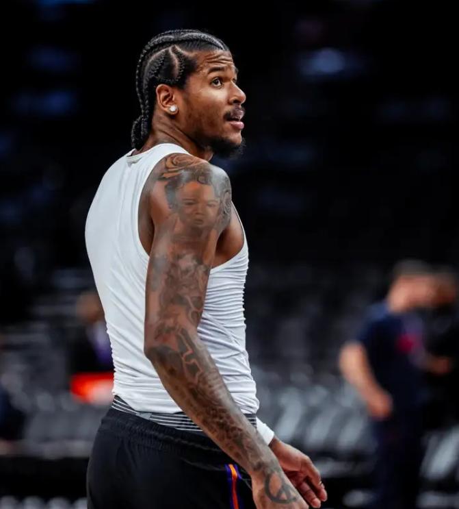 杰伦格林复出了，感觉打得是控卫，感觉又不是。整体感官上，太阳谁拿球都能当控卫