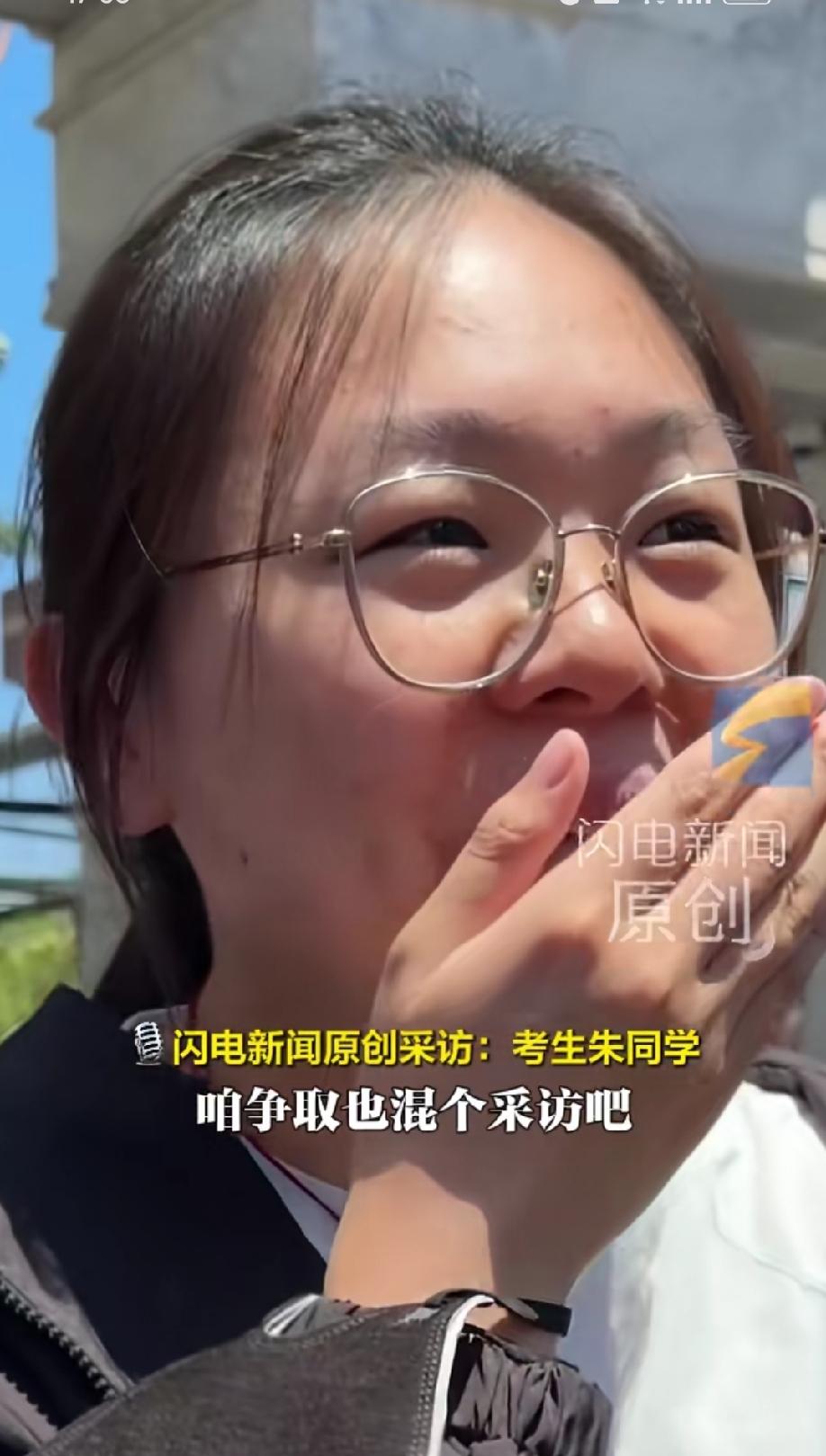 高考这天，考场外站着两种妈妈。一种妈妈，拉着孩子的手不停叮嘱："宝贝加油，一定要